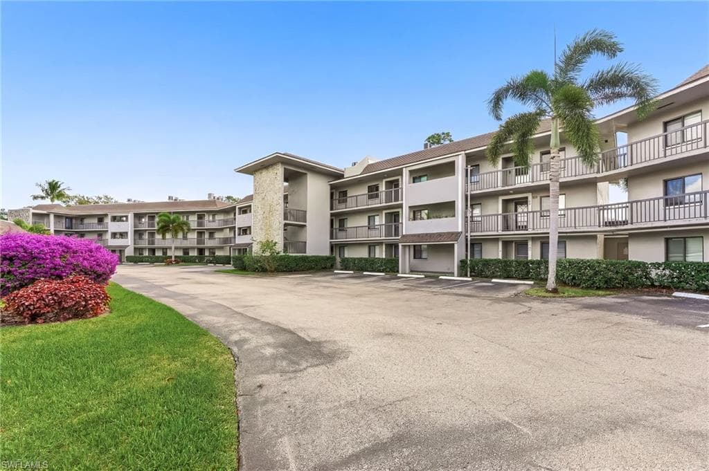 5725 Gage LN E301 NAPLES, FL 34113