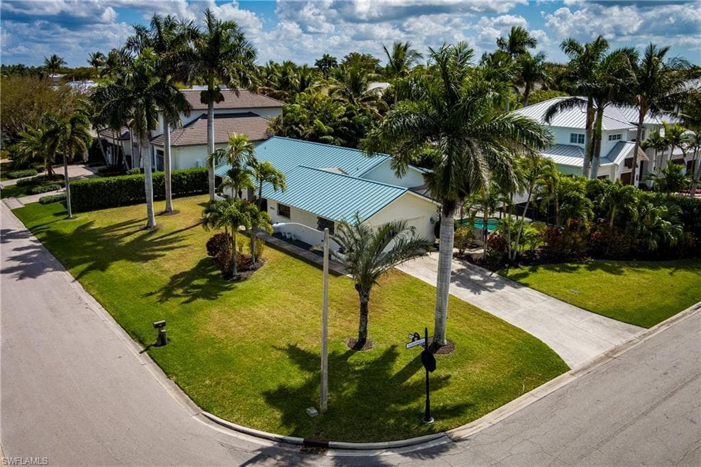 600 Parkview LN NAPLES, FL 34103