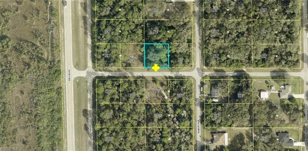 2405 E 19th ST LEHIGH ACRES, FL 33972