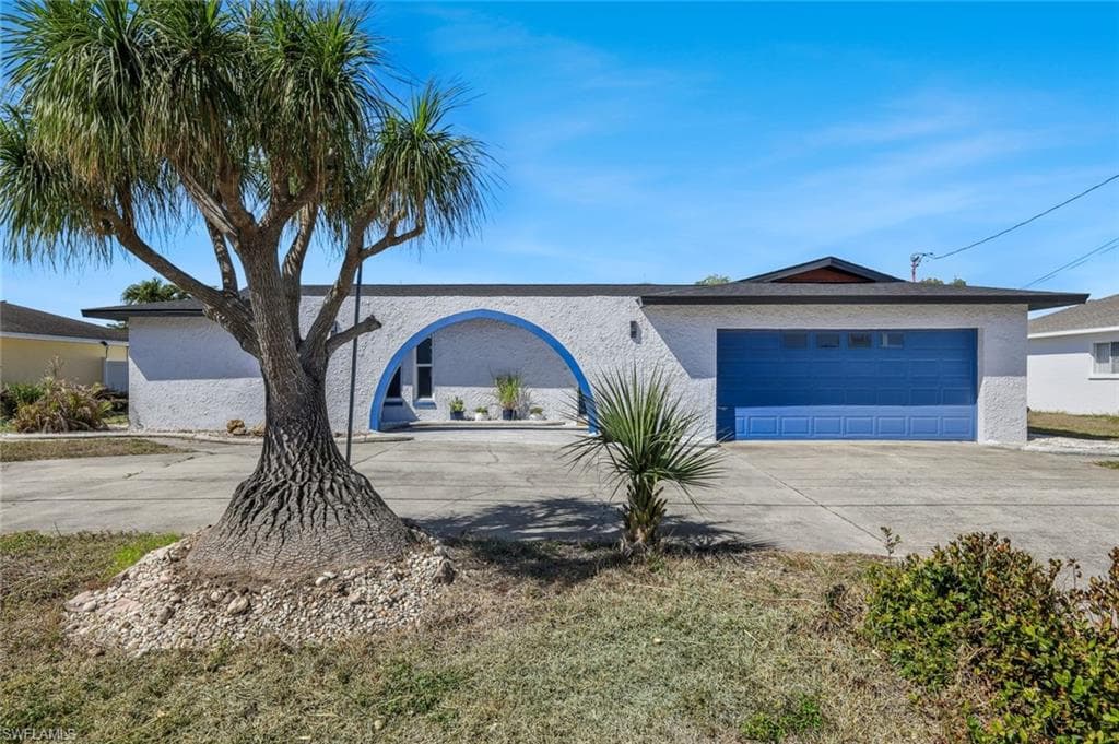 3926 Country Club BLVD CAPE CORAL, FL 33904