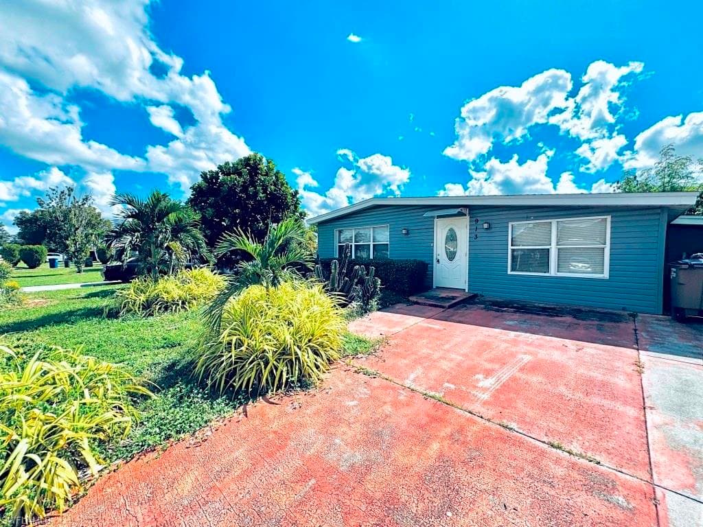 913 Hudson AVE LEHIGH ACRES, FL 33936
