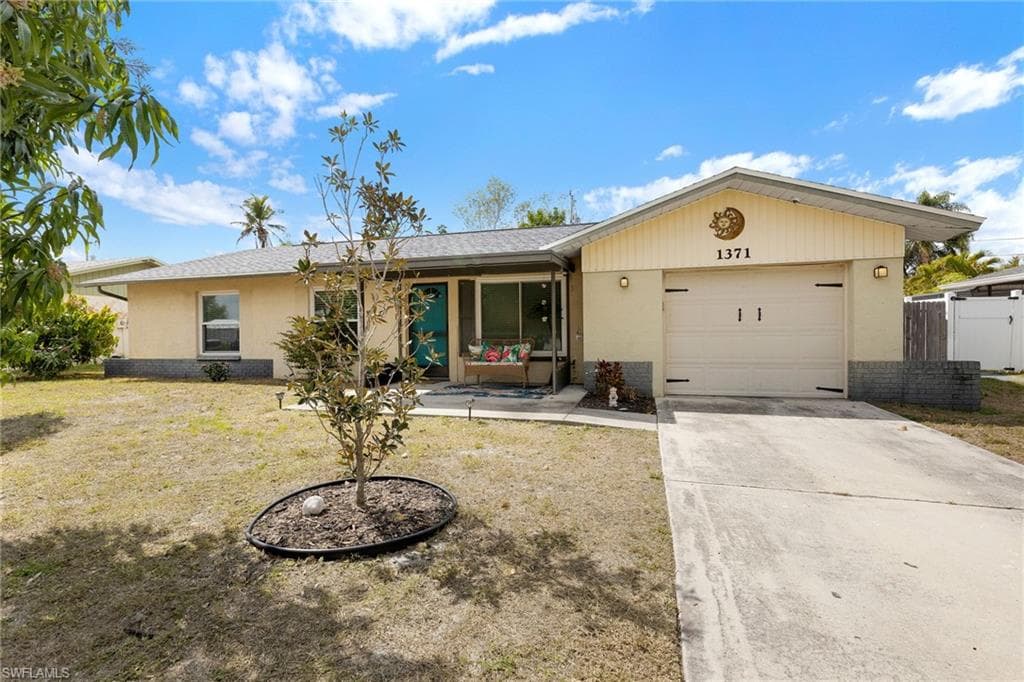 1371 Torreya CIR NORTH FORT MYERS, FL 33917