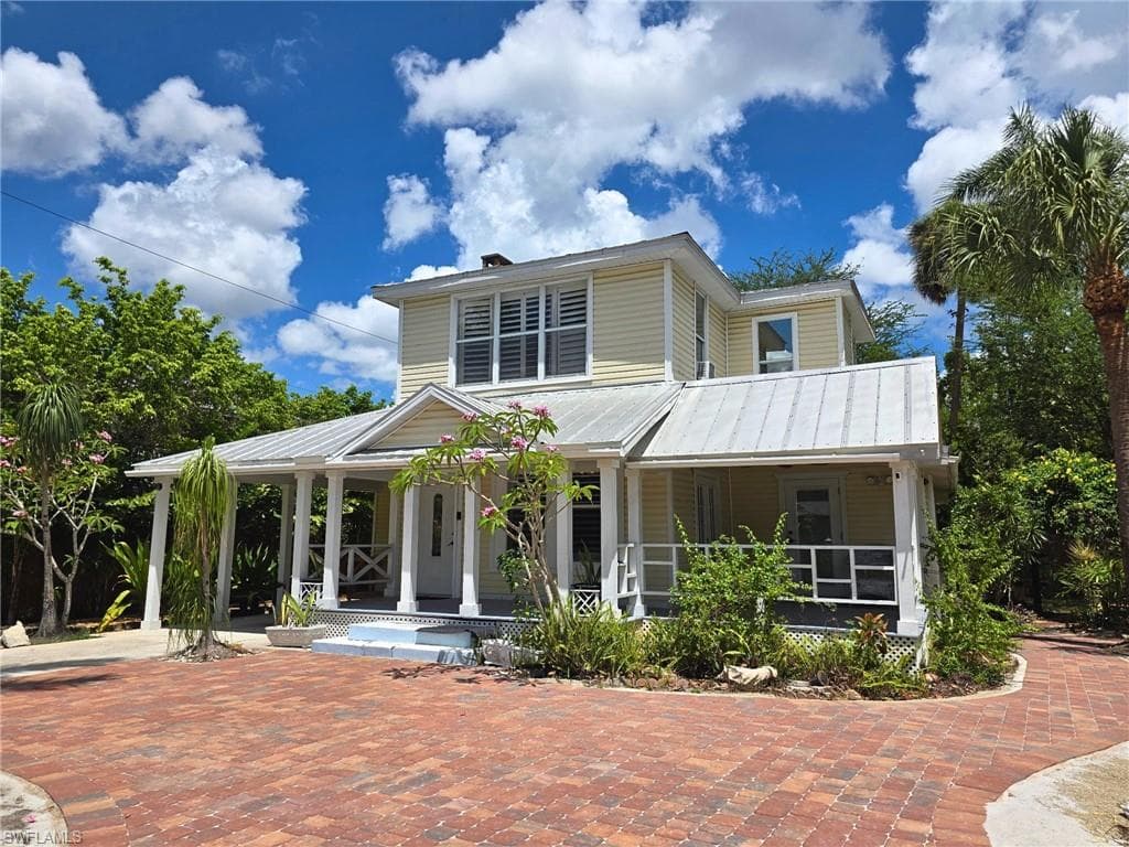 2579 2nd ST FORT MYERS, FL 33901
