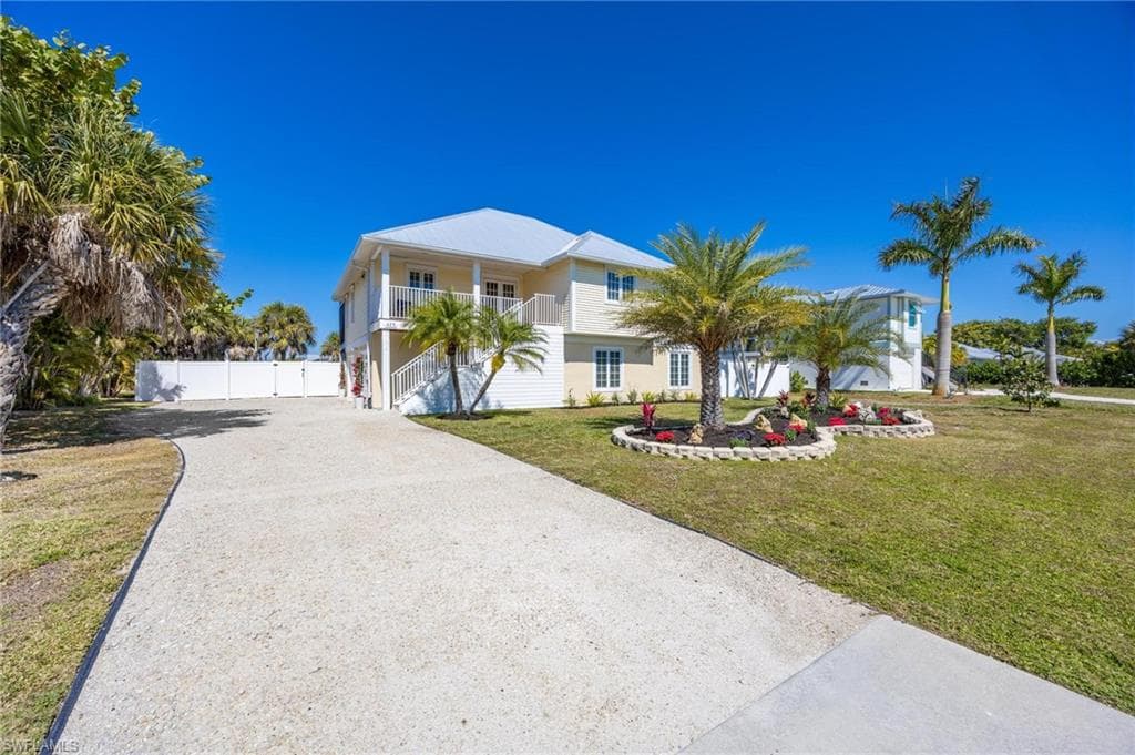 425 Lake Murex CIR SANIBEL, FL 33957