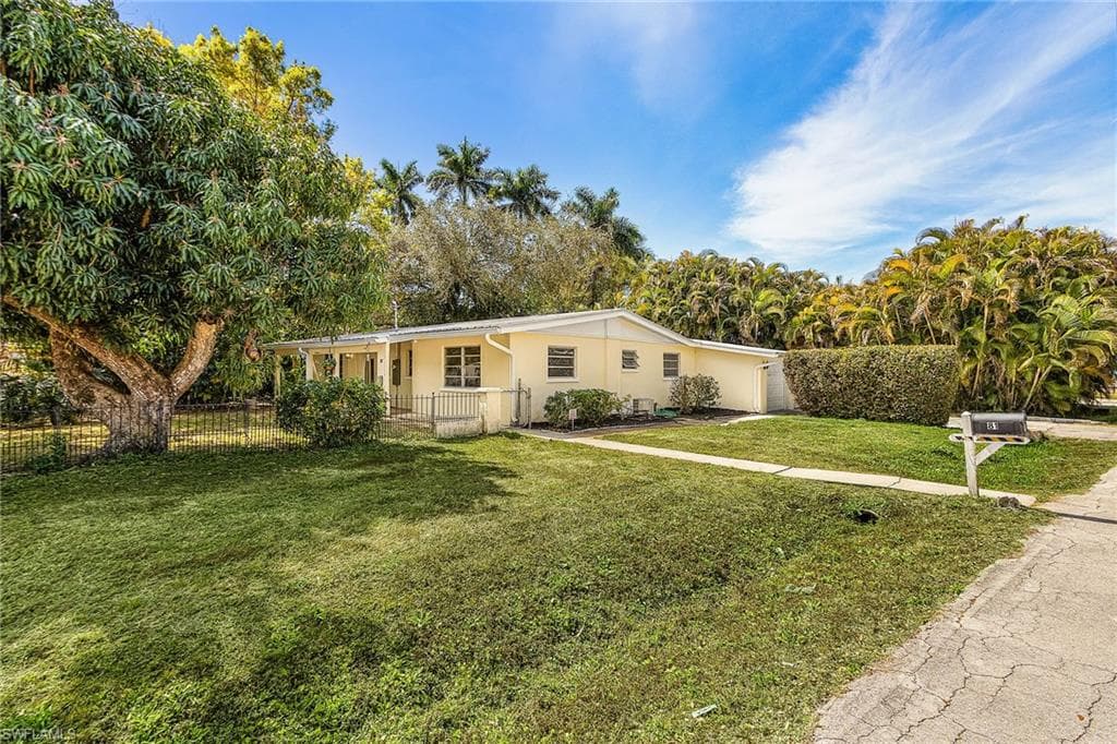 81 Glenmont DR W NORTH FORT MYERS, FL 33917