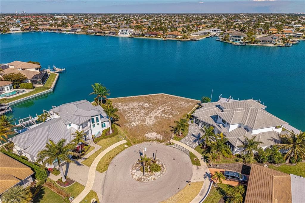 996 Spruce CT MARCO ISLAND, FL 34145