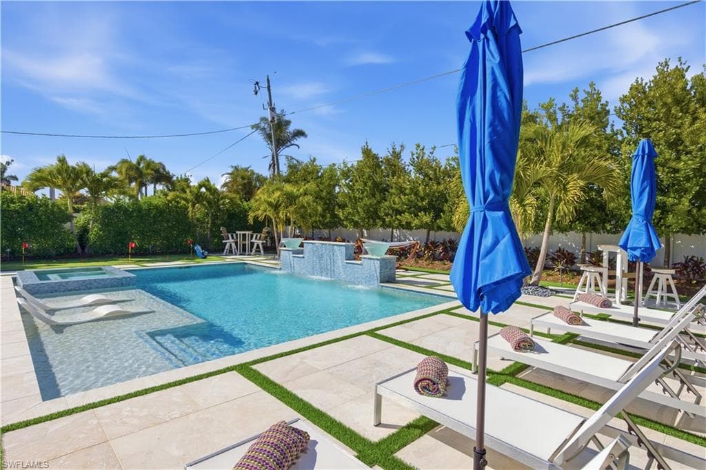519 105th AVE N NAPLES, FL 34108