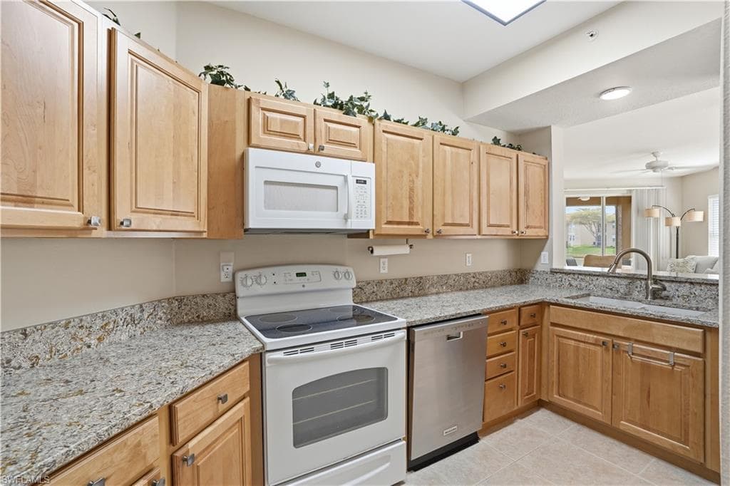 6560 Huntington Lakes CIR 104 NAPLES, FL 34119