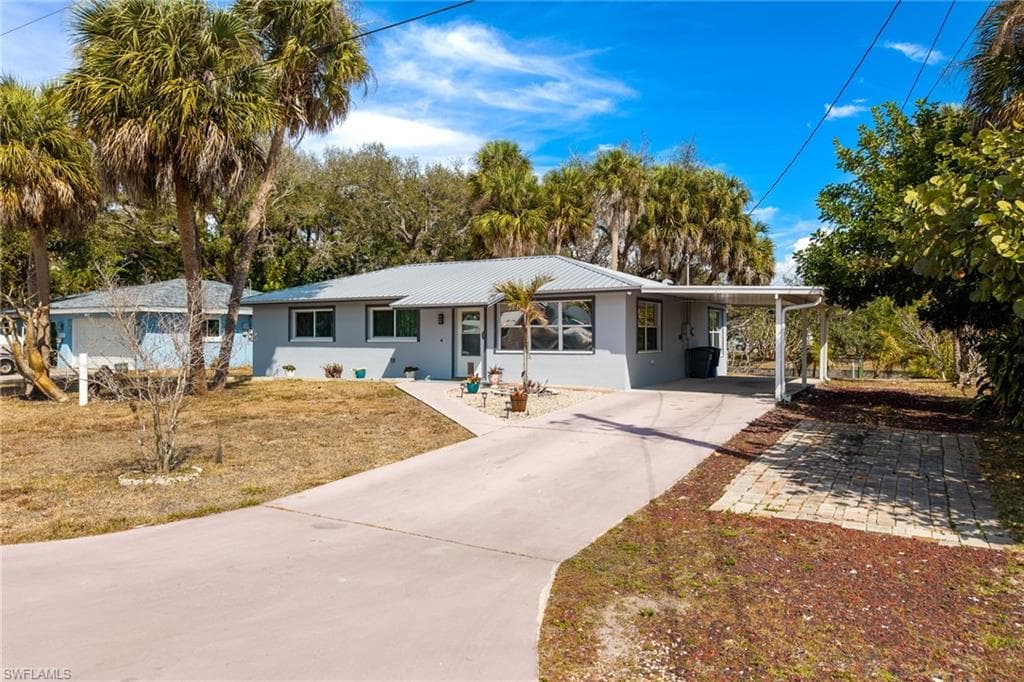 1006 April LN NORTH FORT MYERS, FL 33903