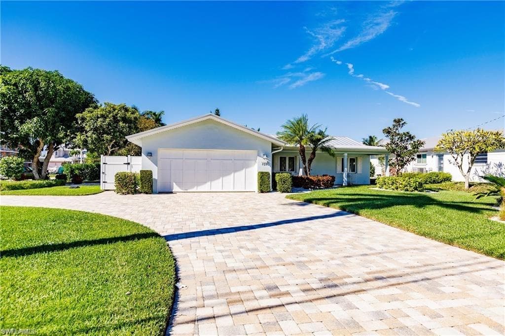 1590 Sandpiper ST NAPLES, FL 34102