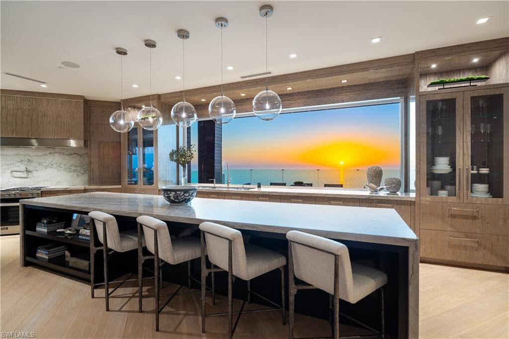 81 Seagate DR PH20 NAPLES, FL 34103