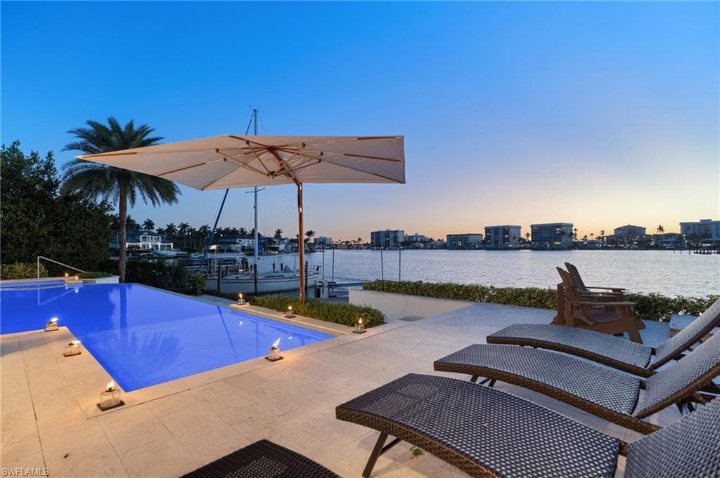 2805 Leeward LN NAPLES, FL 34103