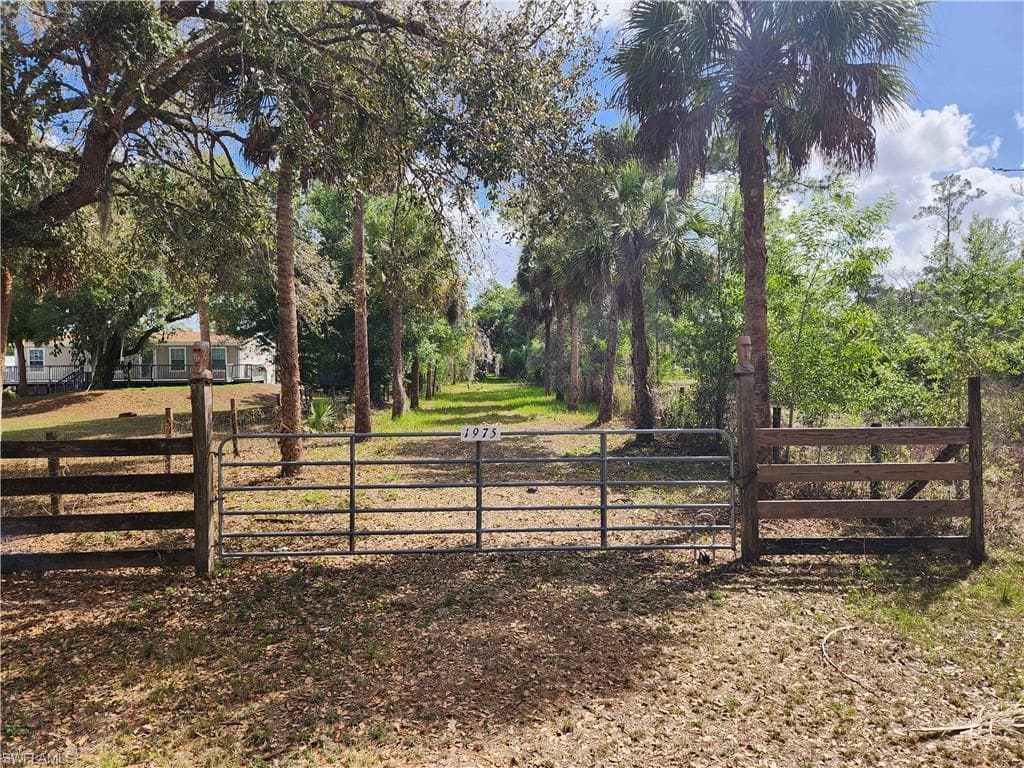 1975 Phillips RD LABELLE, FL 33935