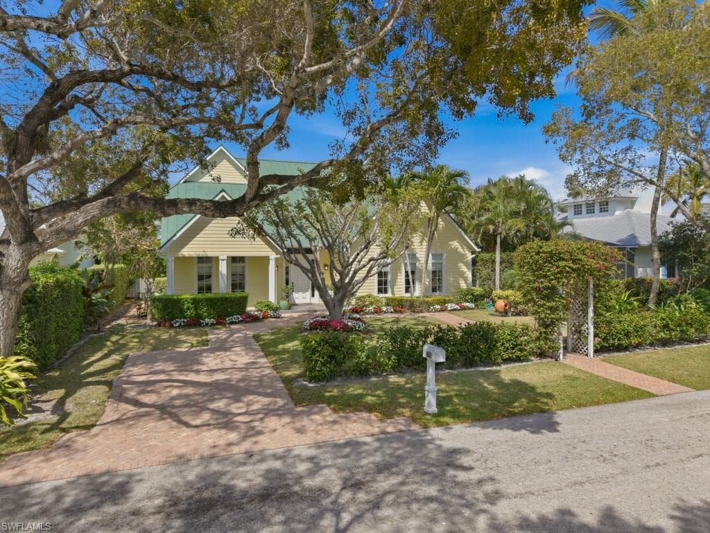 775 Broad CT N NAPLES, FL 34102