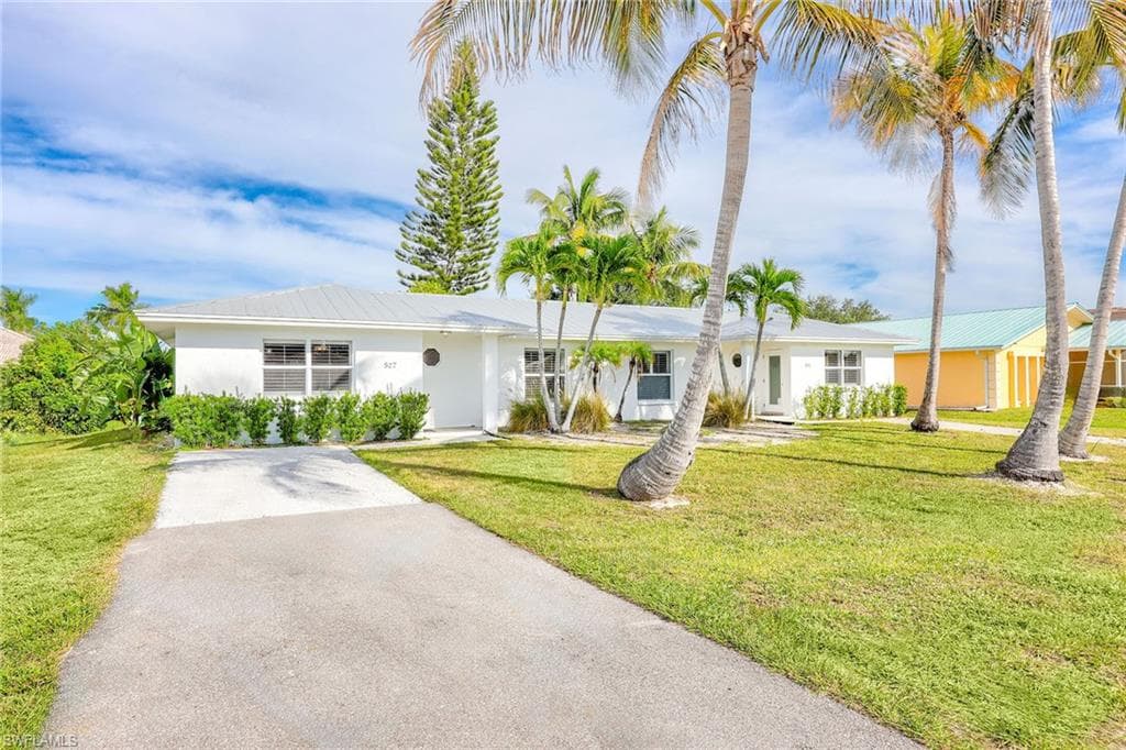 527 109th AVE N NAPLES, FL 34108
