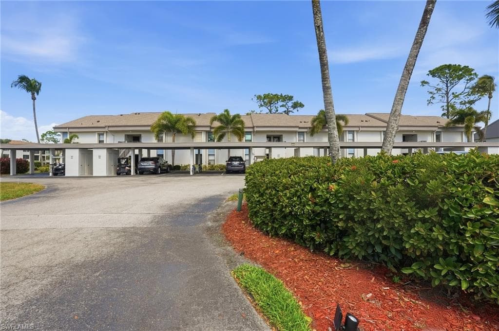 5765 Trailwinds DR 111 FORT MYERS, FL 33907