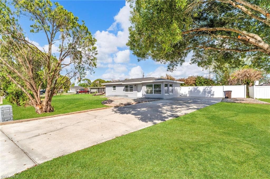 1012 Monroe DR LEHIGH ACRES, FL 33936
