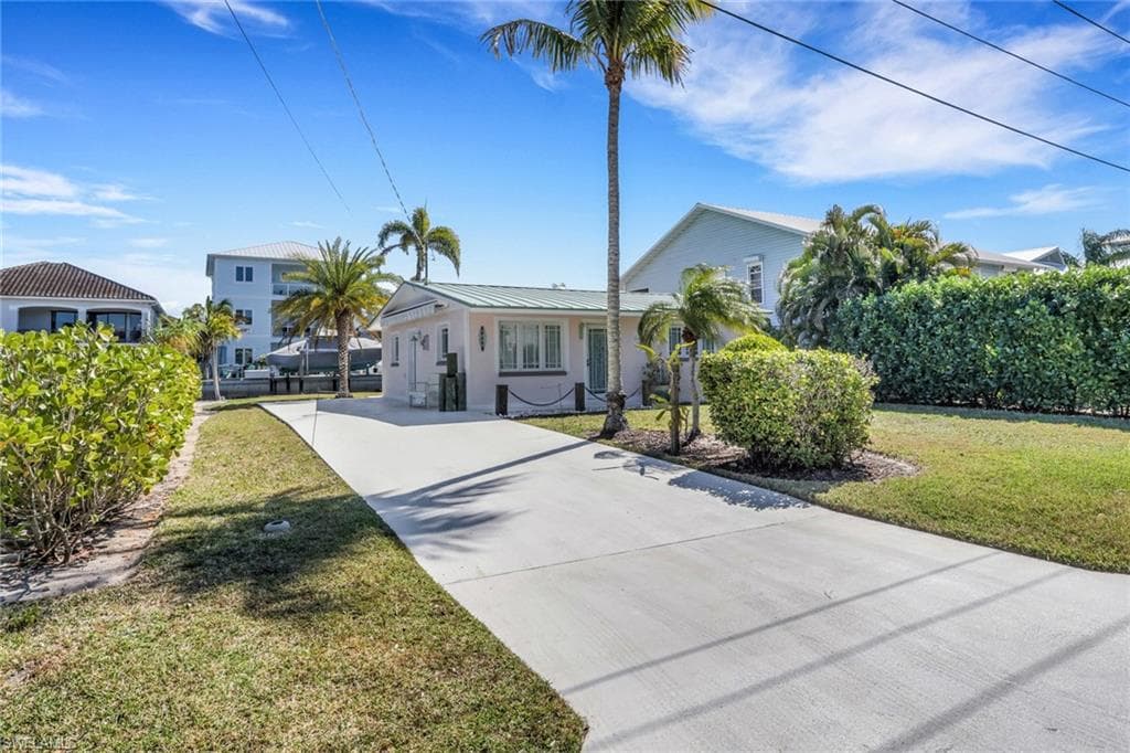 1290 Venetian WAY NAPLES, FL 34110