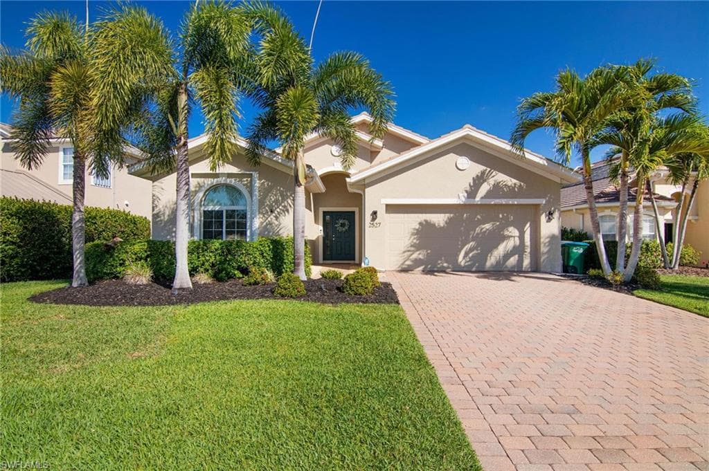 2527 Blackburn CIR CAPE CORAL, FL 33991