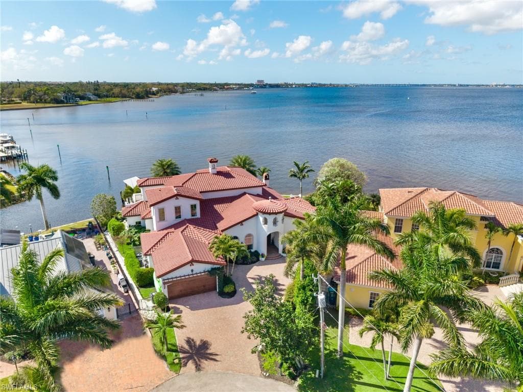 911 Aqua LN FORT MYERS, FL 33919