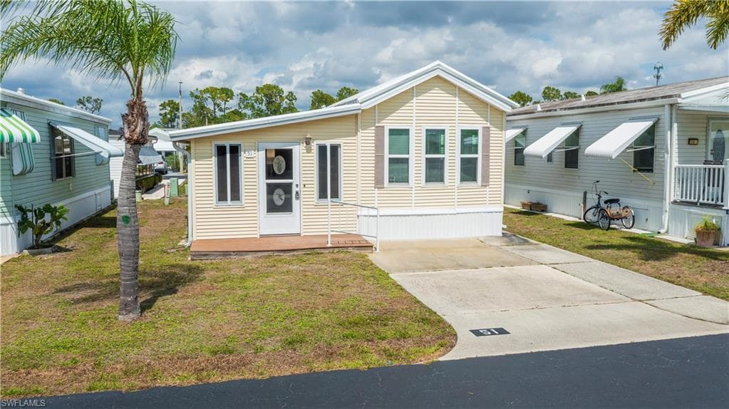 51 La Fonda LN NORTH FORT MYERS, FL 33903
