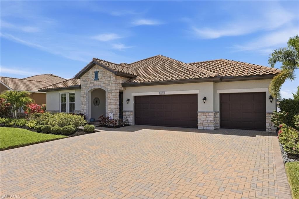 2094 Grove DR NAPLES, FL 34120