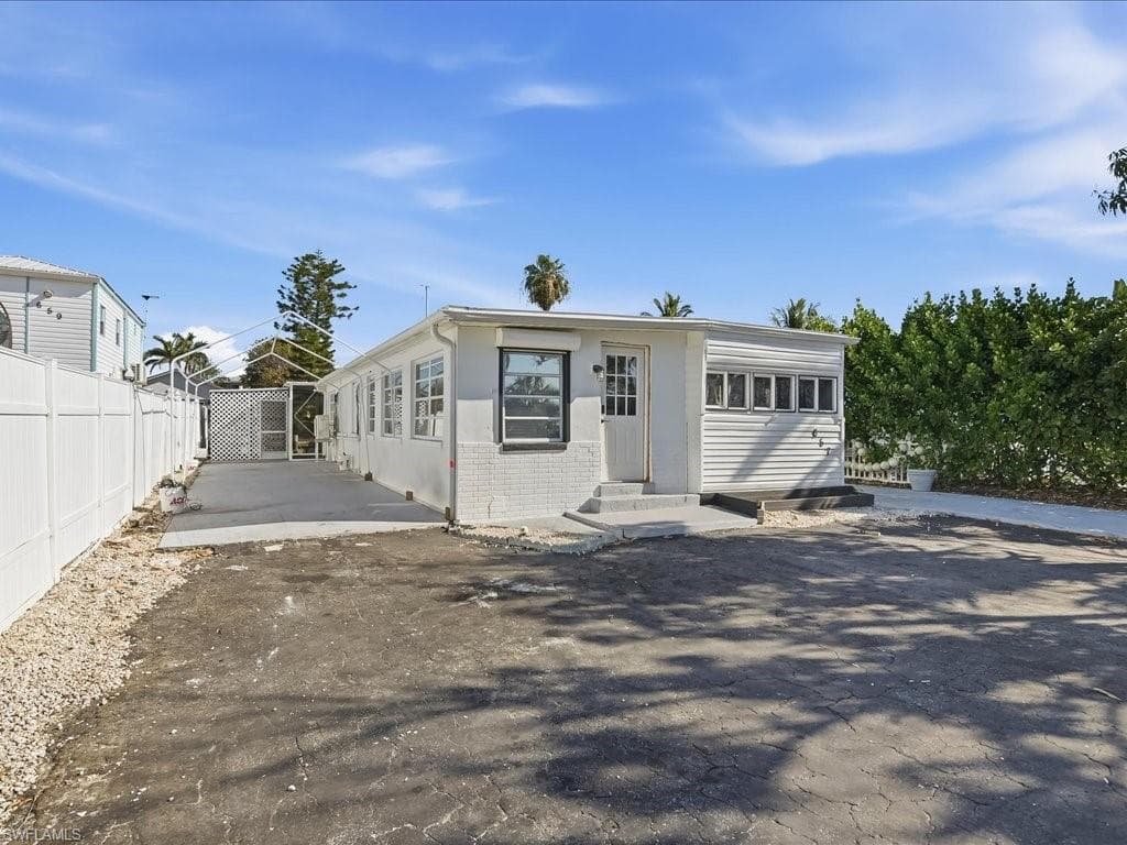 657 Palm AVE E GOODLAND, FL 34140
