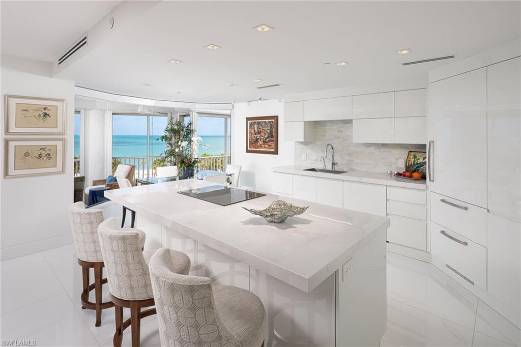 8111 Bay Colony DR 302 NAPLES, FL 34108