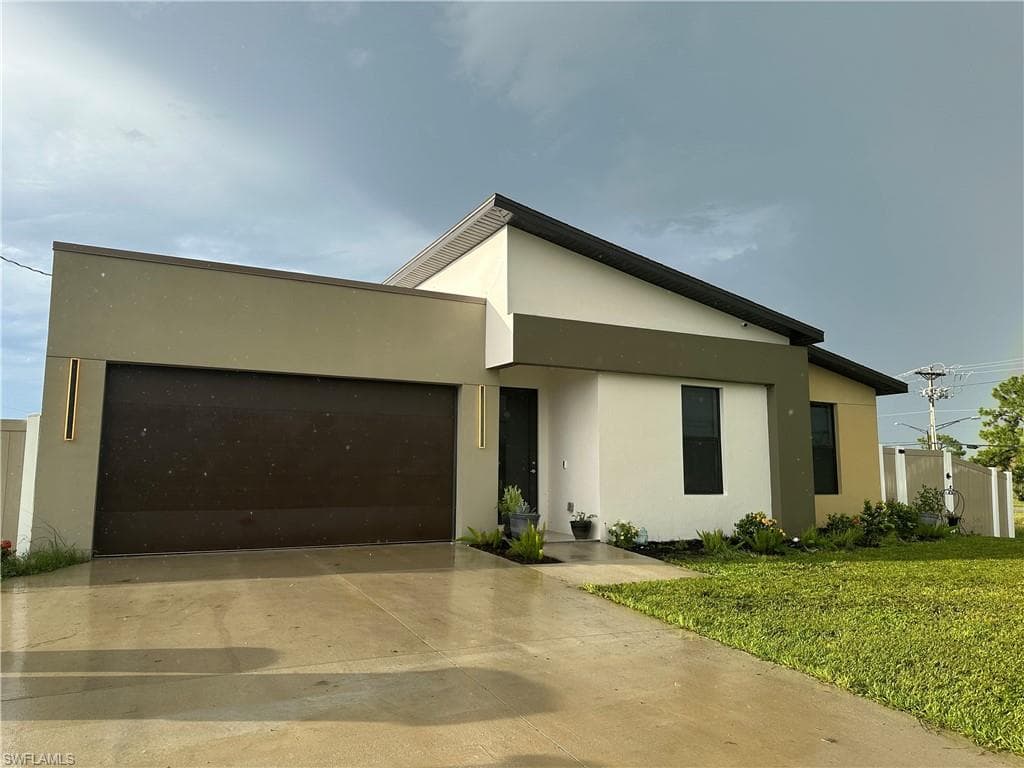 1613 N Gator CIR CAPE CORAL, FL 33909