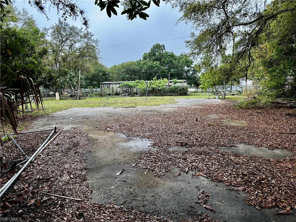 675 El Paso TRL IMMOKALEE, FL 34142