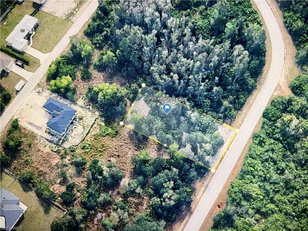 725 Kehosha AVE LEHIGH ACRES, FL 33974