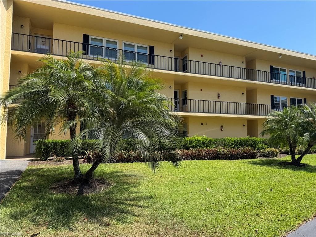 1085 Forest Lakes DR 8106 NAPLES, FL 34105