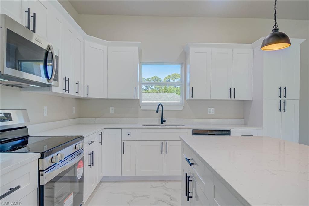 2023 Robert AVE ALVA, FL 33920