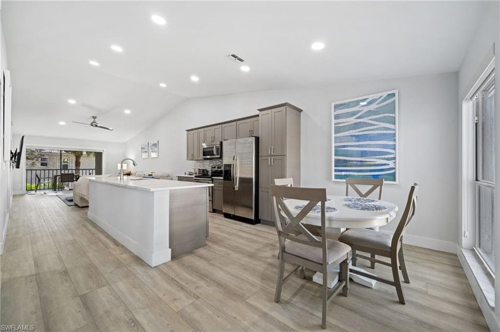 822 Gulf Pavilion DR 201 NAPLES, FL 34108