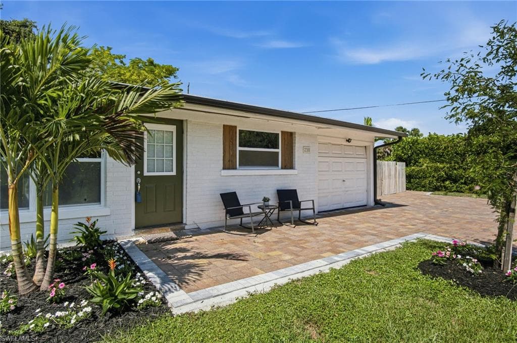 2300 Estey AVE NAPLES, FL 34104