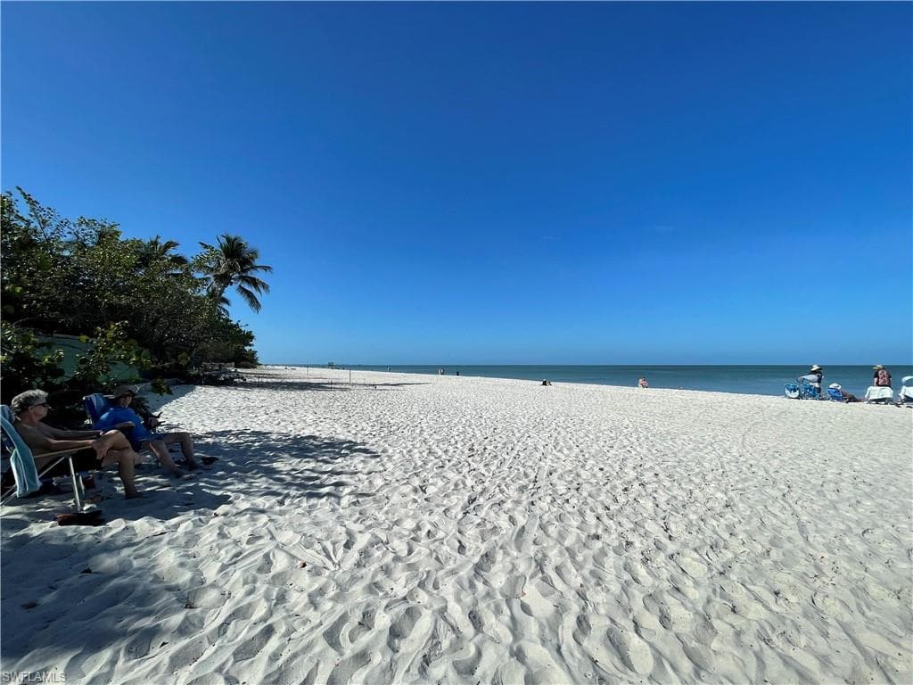254 6TH AVE S 8 NAPLES, FL 34102