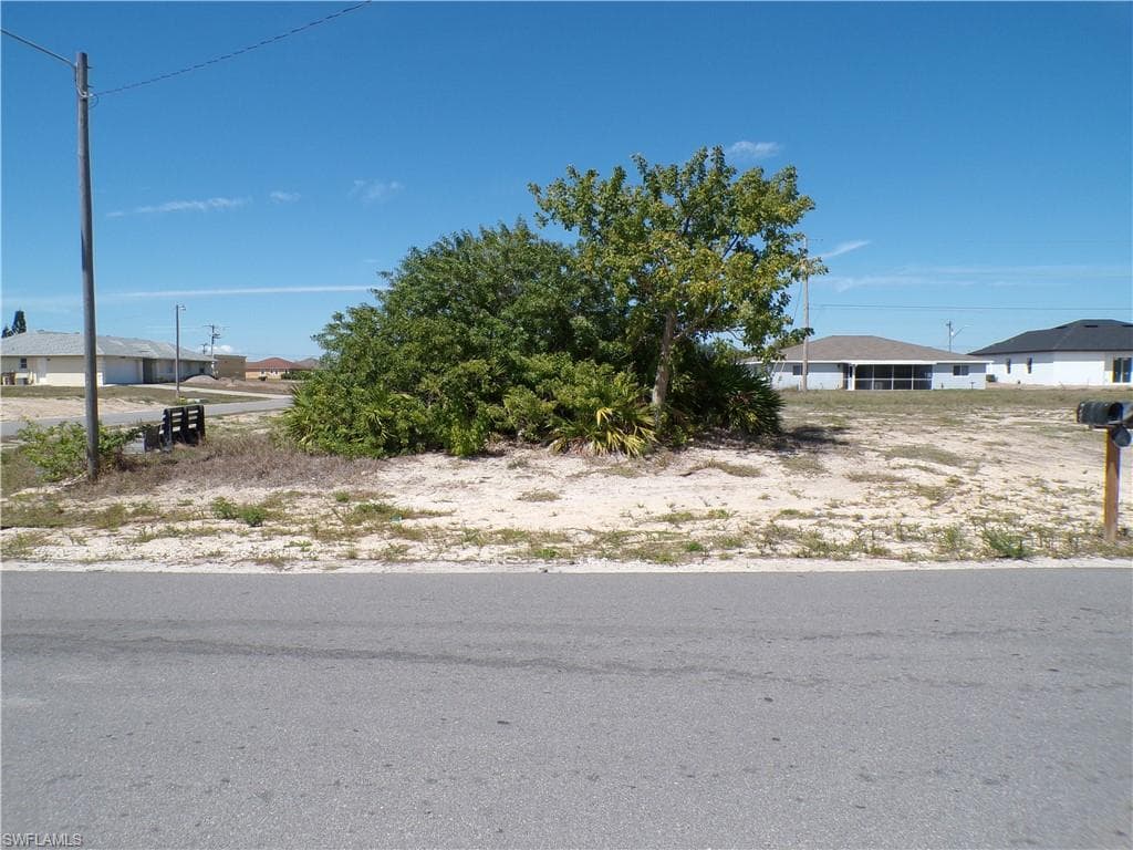 821 NE 15th LN CAPE CORAL, FL 33909