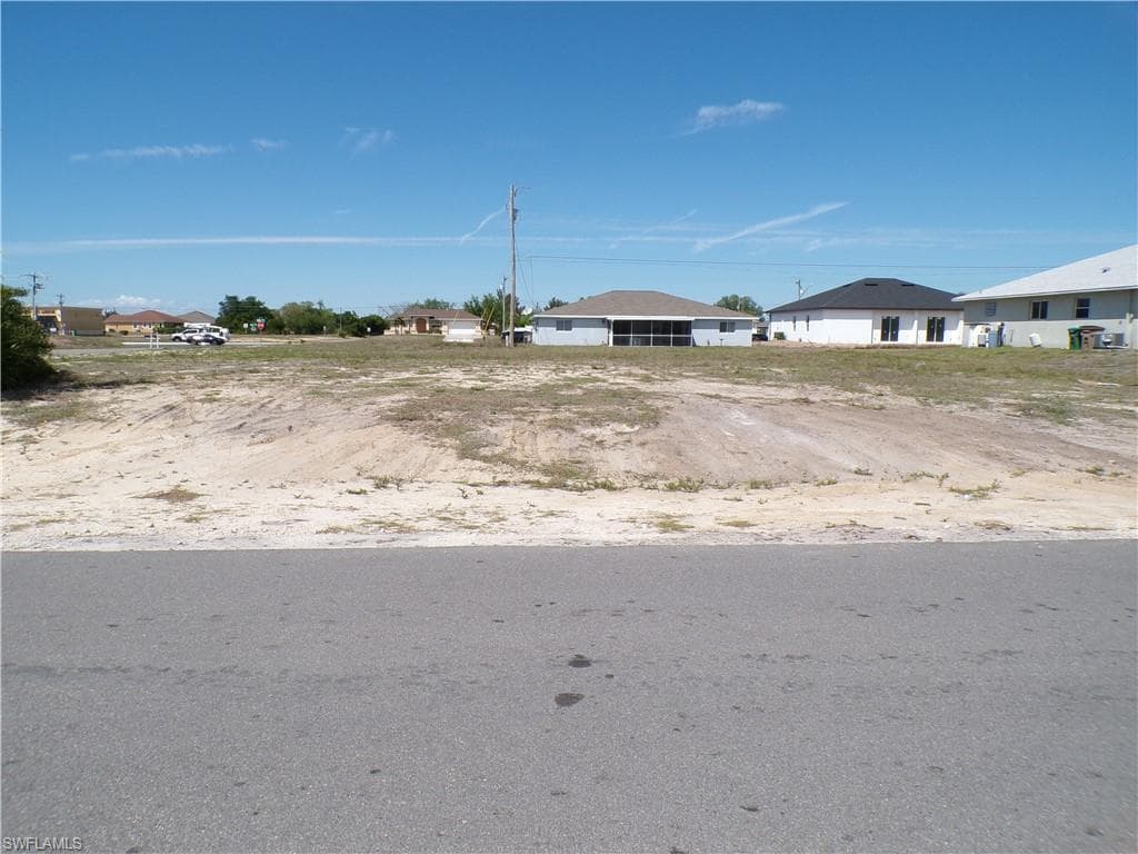 825 NE 15th LN CAPE CORAL, FL 33909