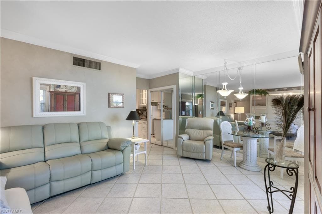 240 Seaview CT 105 MARCO ISLAND, FL 34145