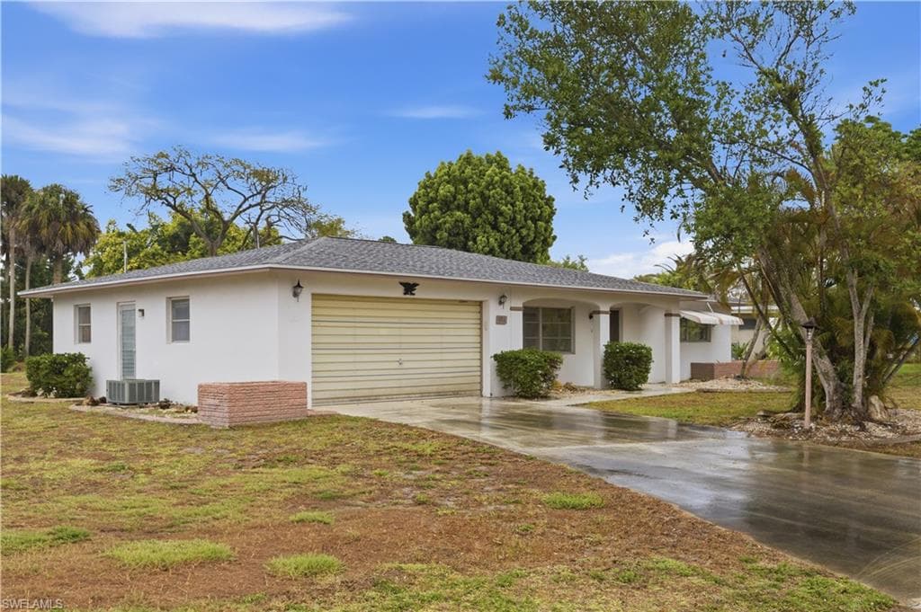 106 Lake DR LEHIGH ACRES, FL 33936