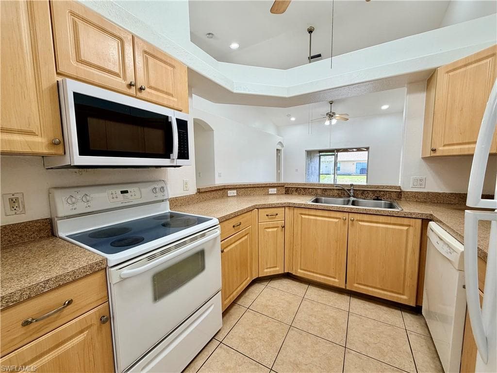527 NE 24th PL CAPE CORAL, FL 33909