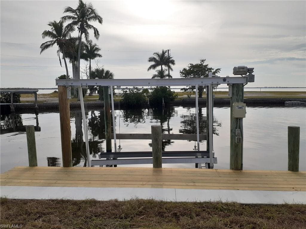 2585 3rd ST MATLACHA, FL 33993