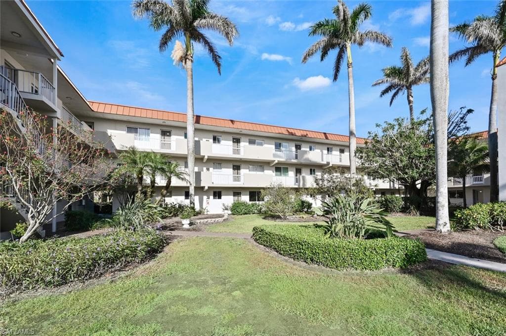 1100 Gulf Shore BLVD N 304 NAPLES, FL 34102