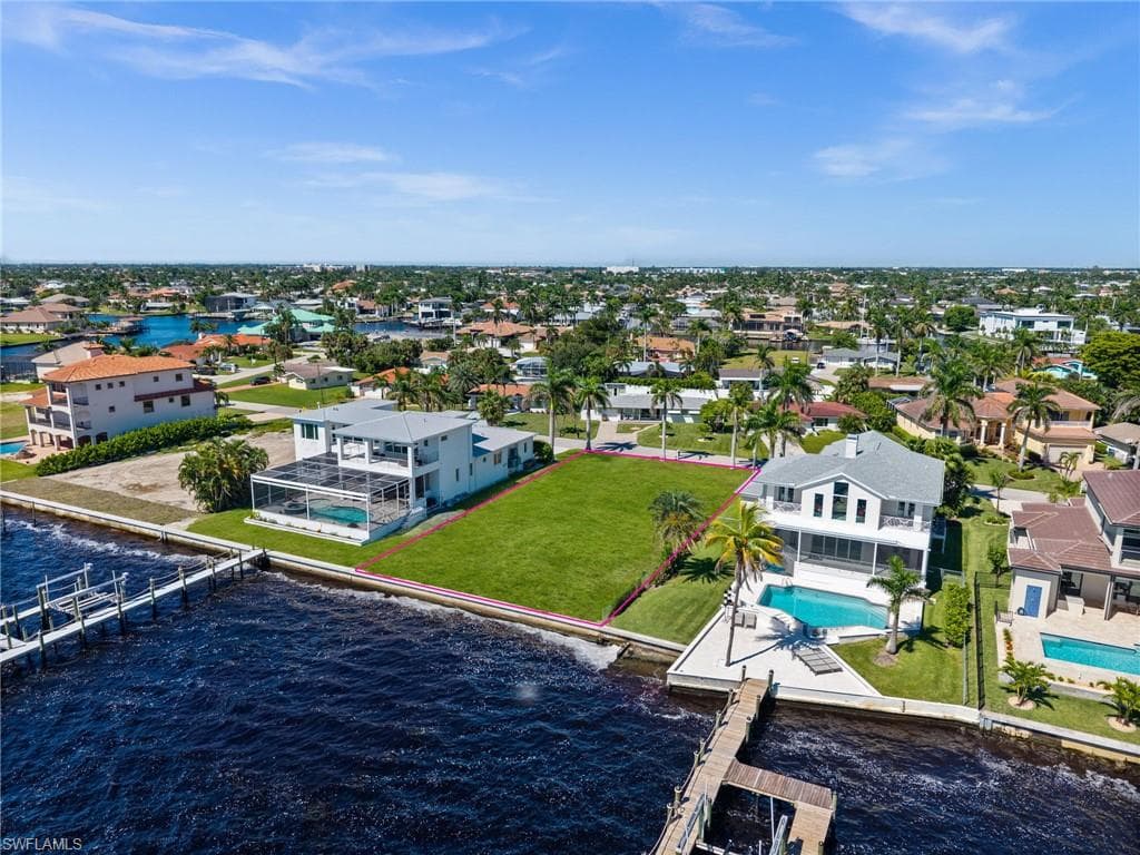 1020 Dolphin DR CAPE CORAL, FL 33904