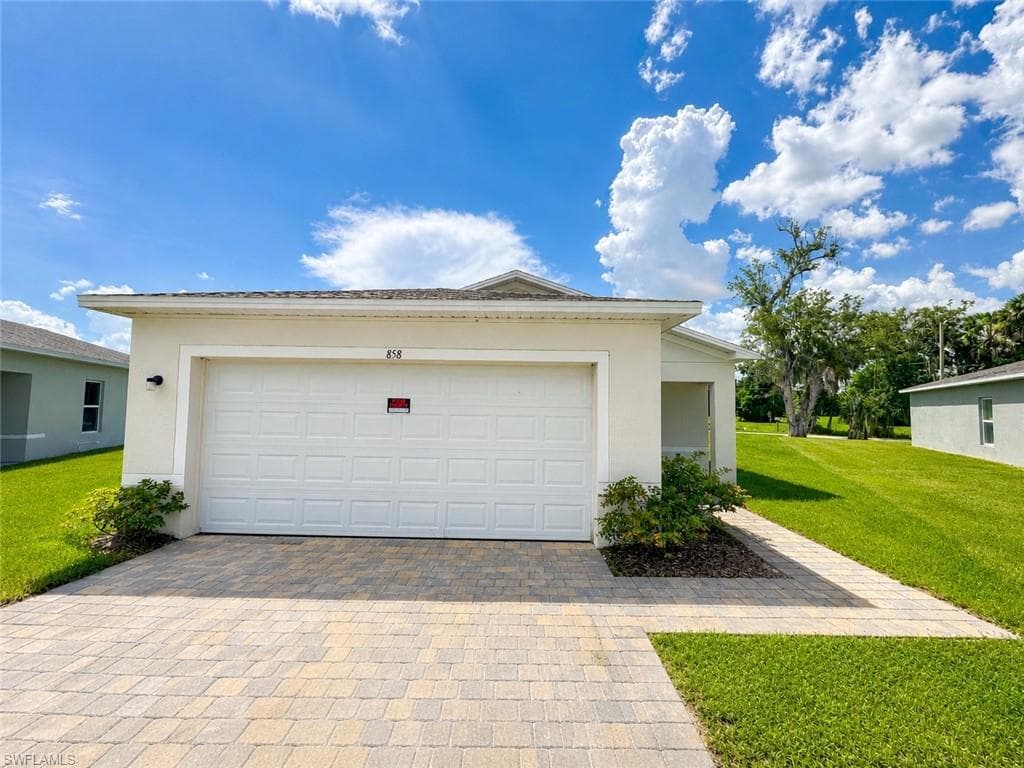 858 Friendship CIR LABELLE, FL 33935