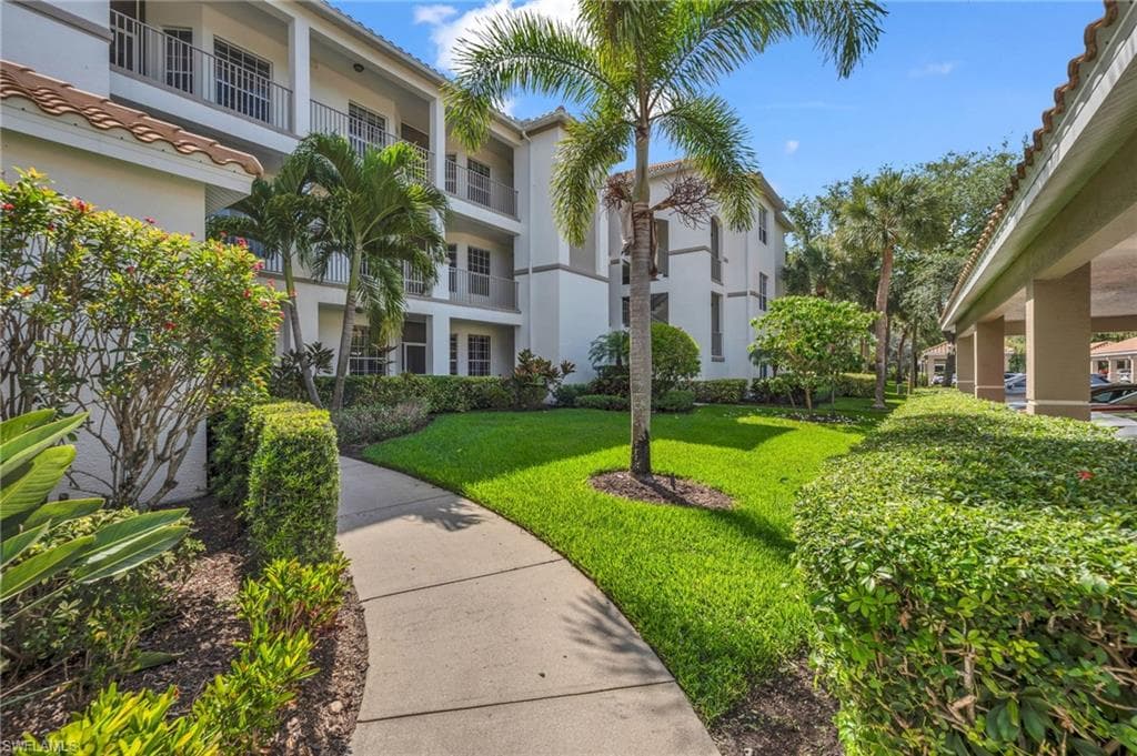 8253 Parkstone PL 106 NAPLES, FL 34120