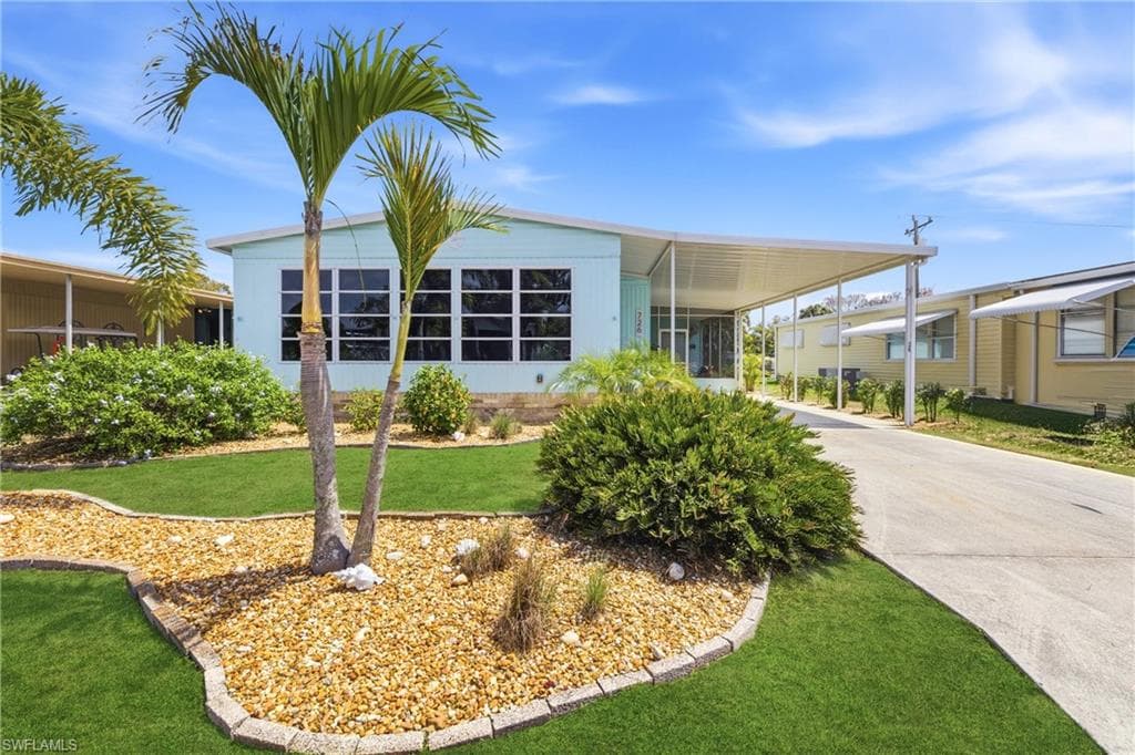 726 Knotty Pine CIR NORTH FORT MYERS, FL 33917