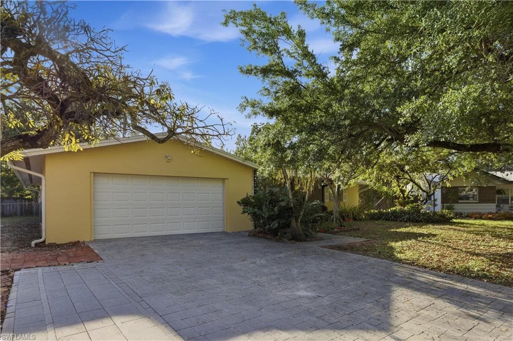 4652 Siesta CIR FORT MYERS, FL 33901