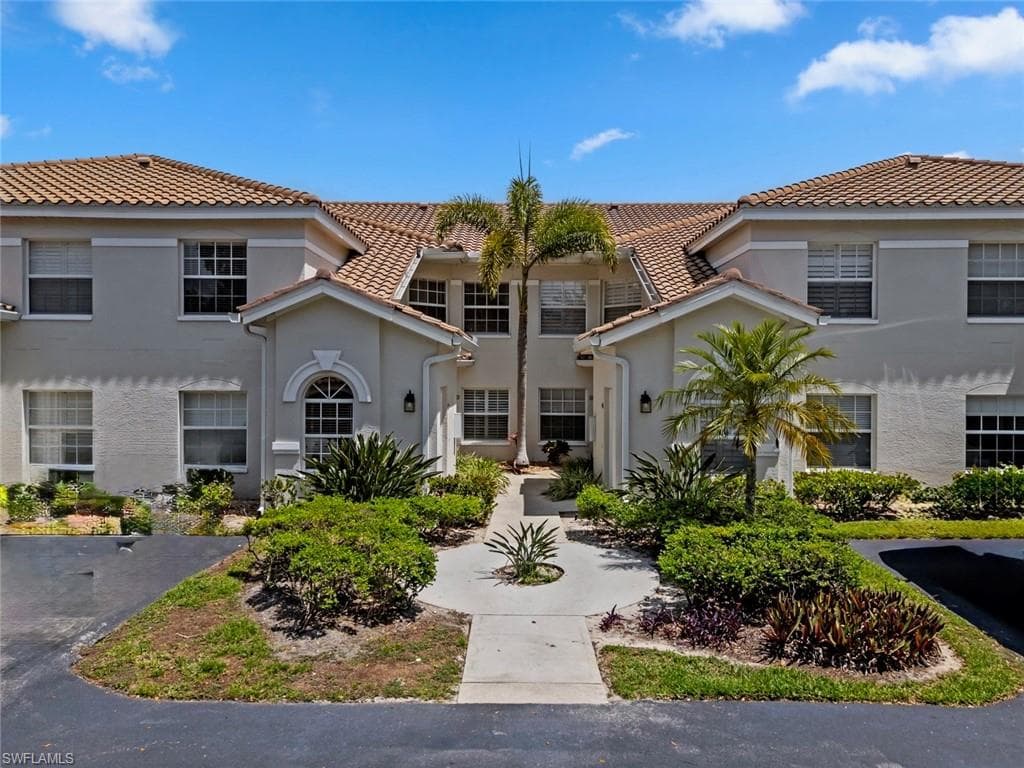 6812 Satinleaf RD S 202 NAPLES, FL 34109