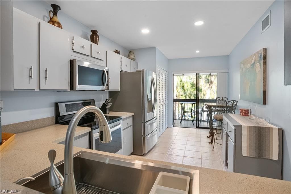 1814 Kings Lake BLVD 203 NAPLES, FL 34112
